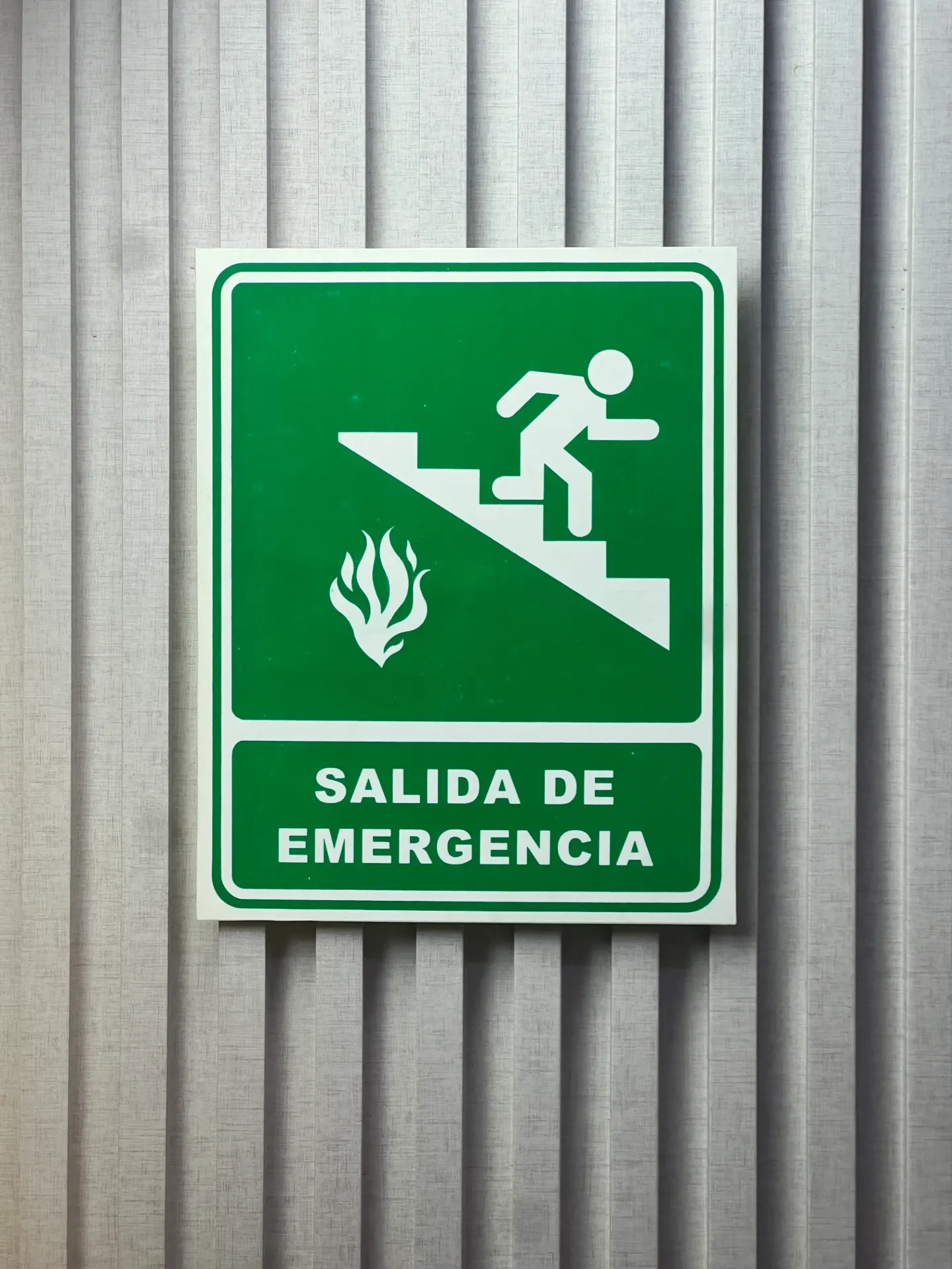 [SV23D] SEÑALIZACION SALIDA DE EMERGENCIA ESCALERA DERECHA